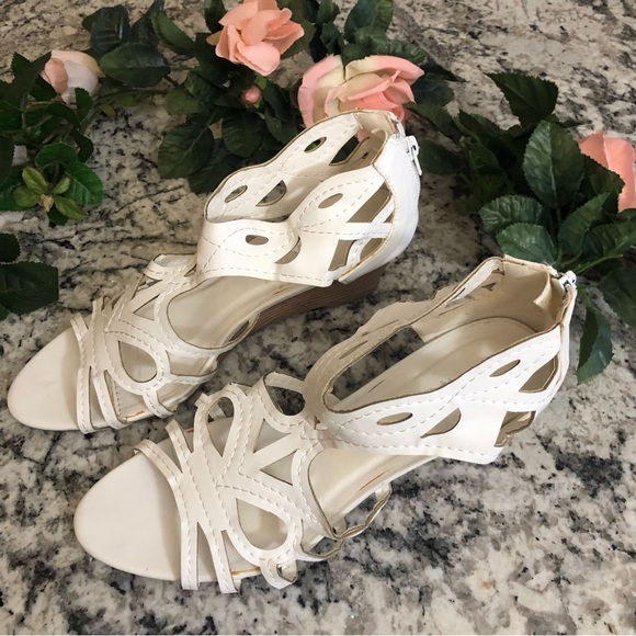 Diviana Zip Back Low Healed Wedges Womens Size 10 White with 2” Heels New In Box - Picture 3 of 12